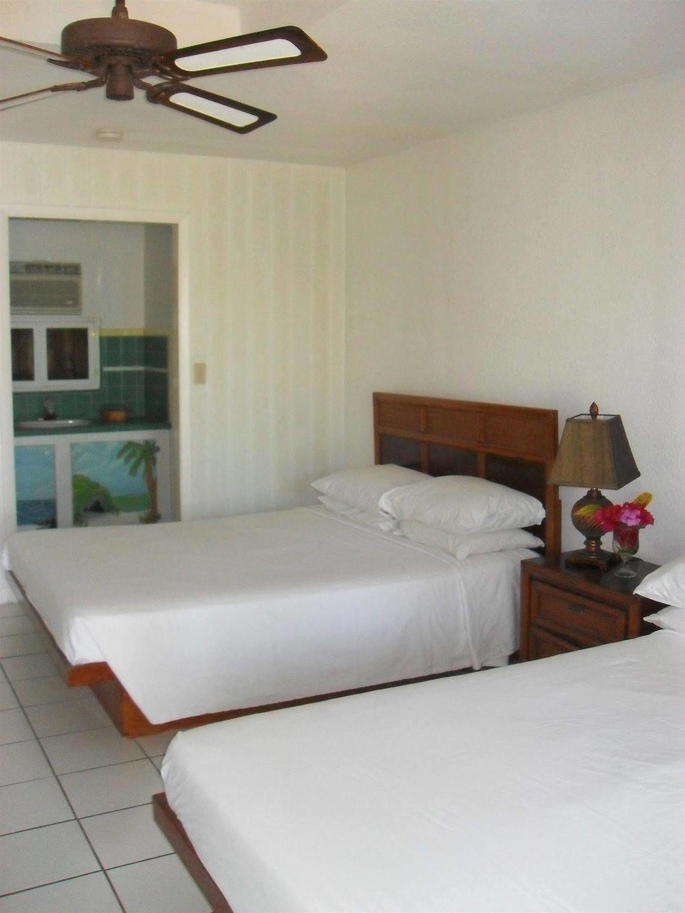 Pelican Beach Hotel Whitby 外观 照片