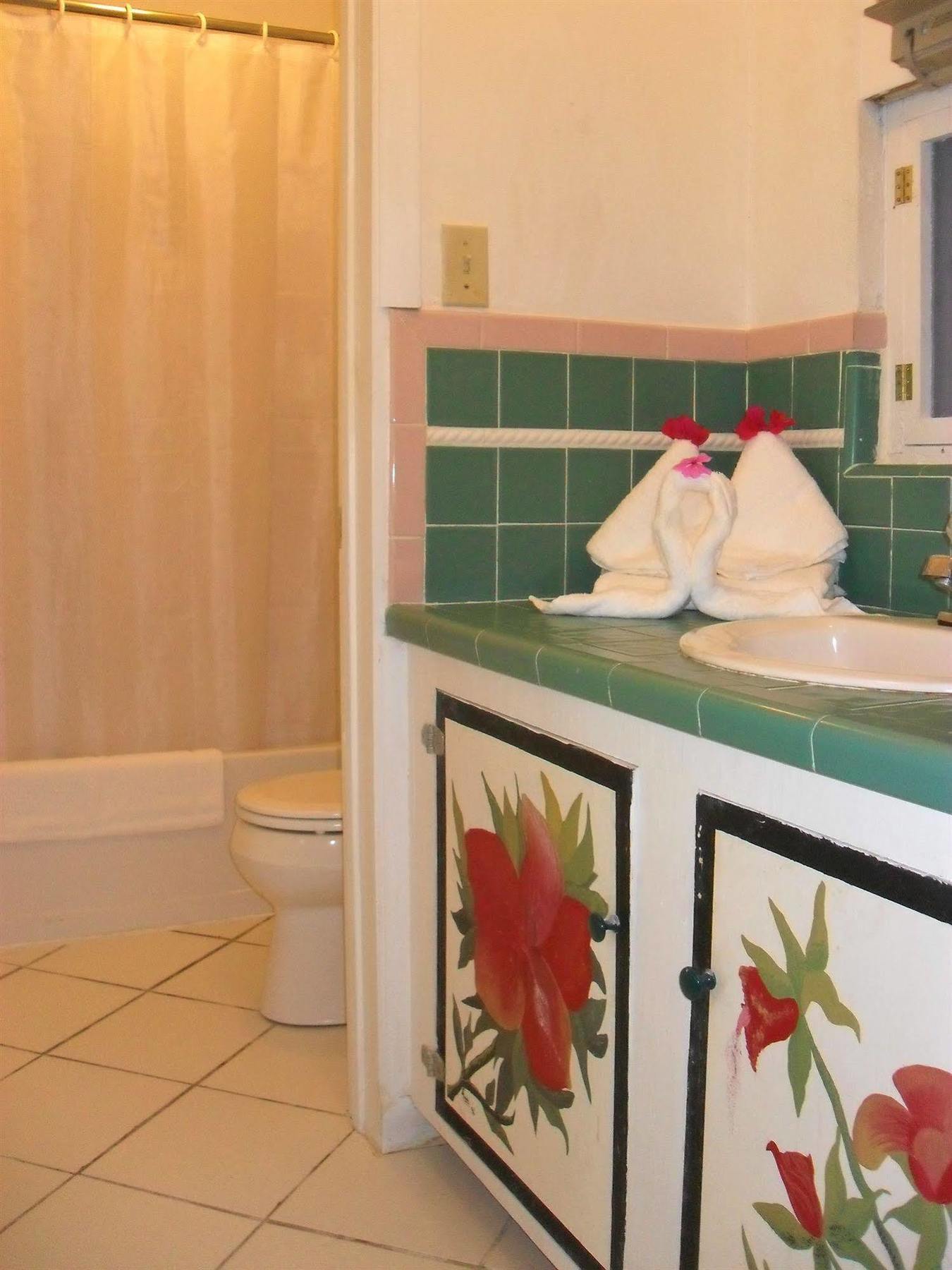 Pelican Beach Hotel Whitby 外观 照片